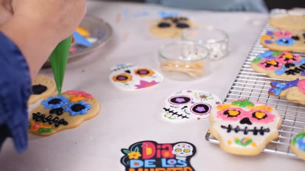 Primer Plano Madre Hija Decorando Galletas Cráneo Azúcar Con Glaseado — Vídeos de Stock