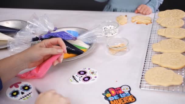 Primer Plano Madre Hija Decorando Galletas Cráneo Azúcar Con Glaseado — Vídeo de stock