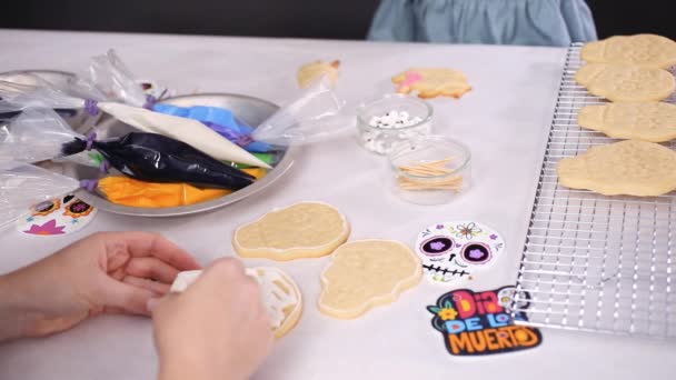 Primer Plano Madre Hija Decorando Galletas Cráneo Azúcar Con Glaseado — Vídeo de stock