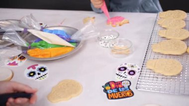 Anne ve kızı şeker kafatası kurabiye Dia de los Muertos tatil için Kraliyet buzlanma ile dekorasyon Close-up.