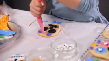 Dia de los Muertos tatil için Kraliyet buzlanma ile şeker kafatası çerezleri dekorasyon küçük kız görünümünü kırpılmış.