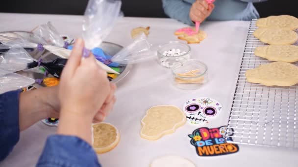 Primer Plano Madre Hija Decorando Galletas Cráneo Azúcar Con Glaseado — Vídeo de stock