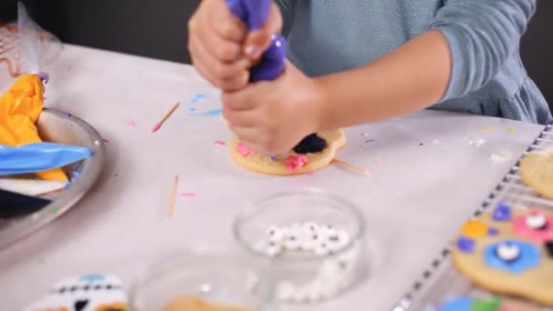 Vista Ritagliata Bambina Decorazione Biscotti Teschio Zucchero Con Glassa Reale — Video Stock