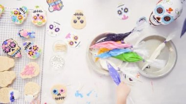 Anne ve kızı şeker kafatası kurabiye Dia de los Muertos tatil için Kraliyet buzlanma ile dekorasyon havai görünümü.