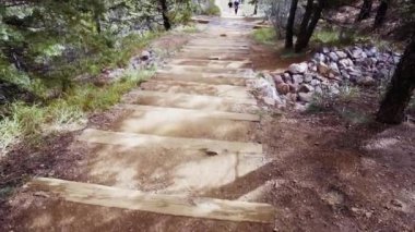 Colorado Springs, Colorado, ABD-Ekim 17, 2018 - önceden yürüyüşçüler için dik dağ eğim ile aşırı doğa iz