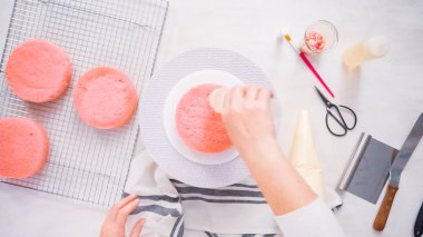 Adım adım. Düz yatıyordu. Yığın katmanları birlikte pembe Doğum günü pastası.