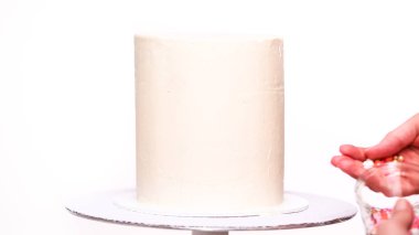 Adım adım. Uzun boylu Doğum günü pastası pembe sprinkles ile dekorasyon.