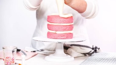 Adım adım. Yığın katmanları birlikte pembe Doğum günü pastası.
