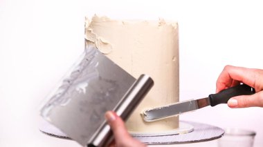 Adım adım. Uzun boylu Doğum günü pastası beyaz buttercream buzlanma ile krema.