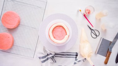 Adım adım. Düz yatıyordu. Yığın katmanları birlikte pembe Doğum günü pastası.