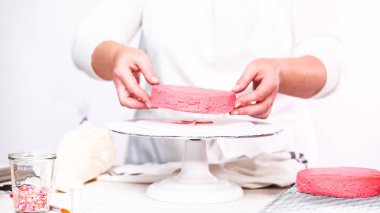 Adım adım. Yığın katmanları birlikte pembe Doğum günü pastası.