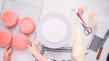 Adım adım. Düz yatıyordu. Yığın katmanları birlikte pembe Doğum günü pastası.