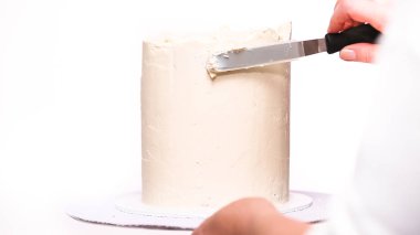 Adım adım. Uzun boylu Doğum günü pastası beyaz buttercream buzlanma ile krema.