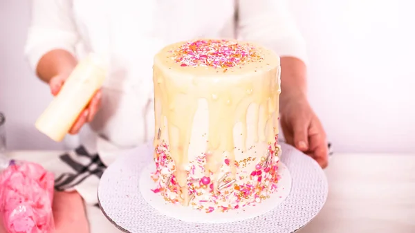 Steg För Steg Droppande Vit Chokladganache Födelsedagstårta Med Vita Buttercream — Stockfoto