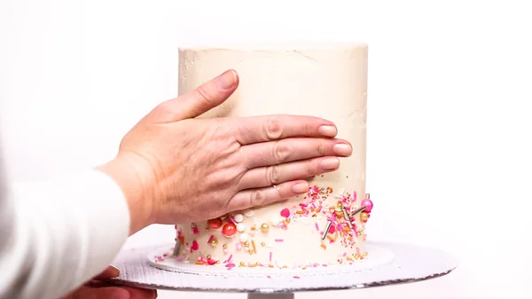 Stap Voor Stap Verfraaien Van Hoog Verjaardagscake Met Een Roze — Stockfoto