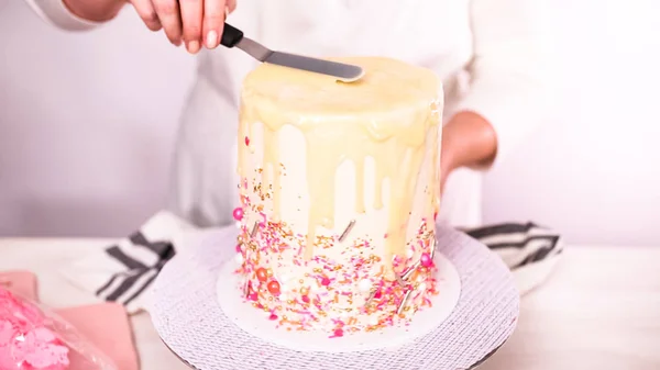 Adım Adım Uzun Boylu Doğum Günü Pastası Beyaz Buttercream Buzlanma — Stok fotoğraf