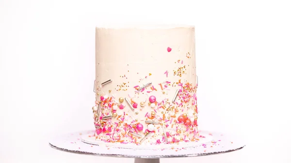 Крок Кроком Декорування Високого Торта Дня Народження Рожевими Зморшками — стокове фото