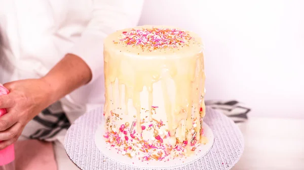 Steg För Steg Piping Rosa Italienska Buttercream Isbildning Toppen Tall — Stockfoto