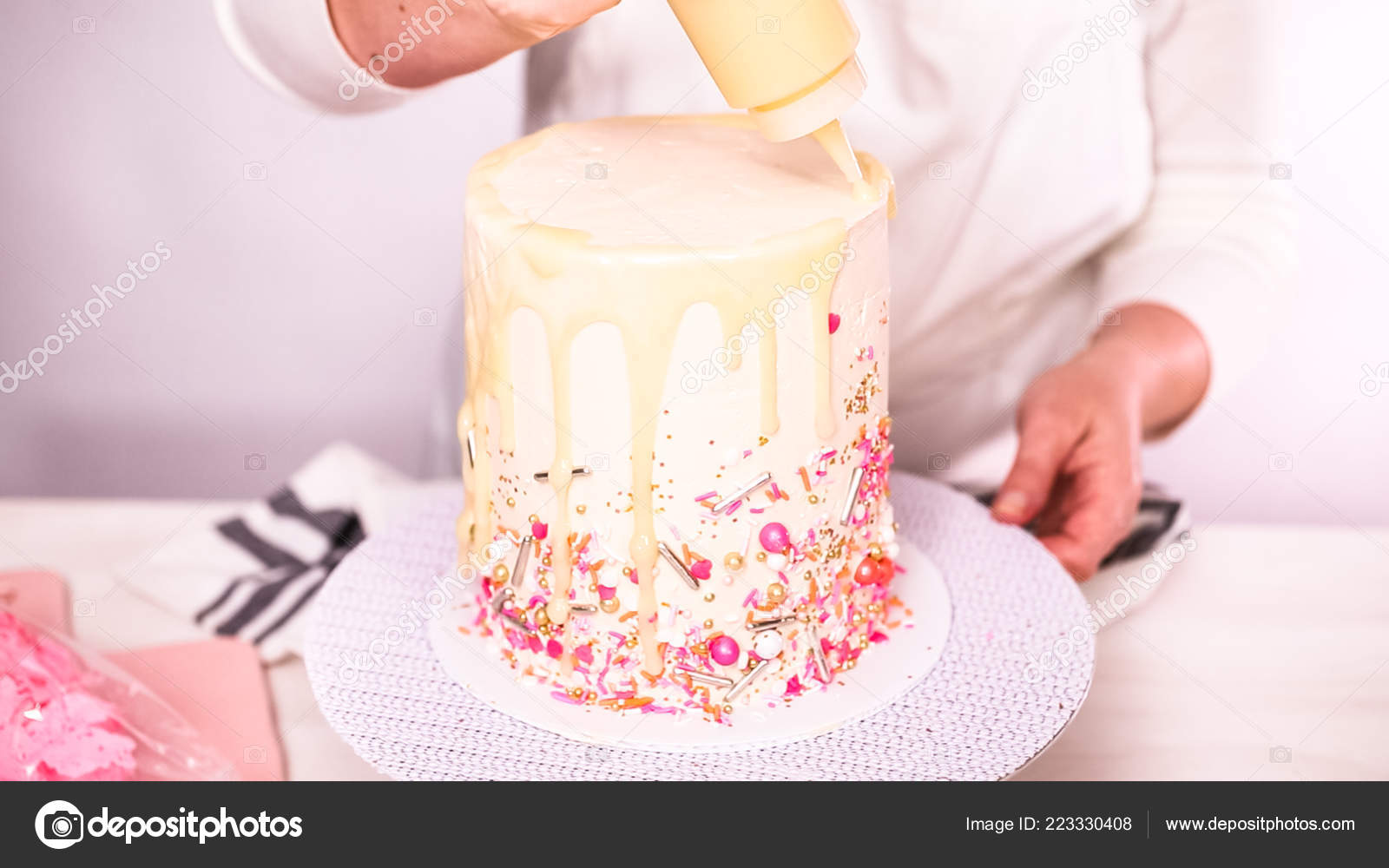 Pas Pas Gateau Anniversaire Glace Avec Glacage Blanc Creme Beurre Image Libre De Droit Par Urban Light C