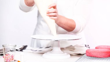 Adım adım. Yığın katmanları birlikte pembe Doğum günü pastası.