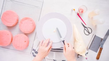 Adım adım. Düz yatıyordu. Yığın katmanları birlikte pembe Doğum günü pastası.