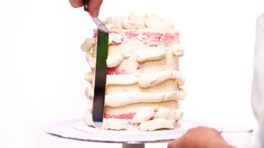 Adım adım. Uzun boylu Doğum günü pastası beyaz buttercream buzlanma ile krema.