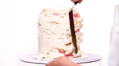 Adım adım. Uzun boylu Doğum günü pastası beyaz buttercream buzlanma ile krema.