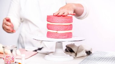 Adım adım. Yığın katmanları birlikte pembe Doğum günü pastası.