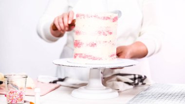 Adım adım. Uzun boylu Doğum günü pastası beyaz buttercream buzlanma ile krema.