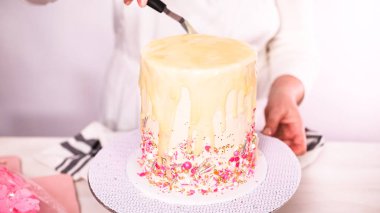 Adım adım. Uzun boylu Doğum günü pastası beyaz buttercream buzlanma ile krema.