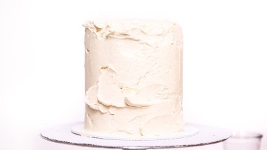 Adım adım. Uzun boylu Doğum günü pastası beyaz buttercream buzlanma ile krema.