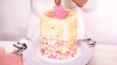 Adım adım. Uzun boylu Doğum günü kek üzerine krema pembe İtalyan buttercream boru.