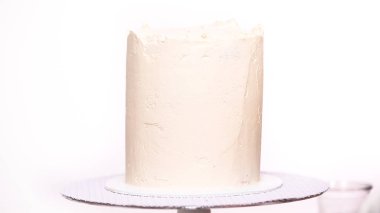 Adım adım. Uzun boylu Doğum günü pastası beyaz buttercream buzlanma ile krema.