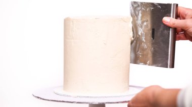 Adım adım. Uzun boylu Doğum günü pastası beyaz buttercream buzlanma ile krema.