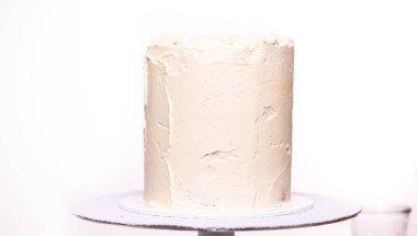 Adım adım. Uzun boylu Doğum günü pastası beyaz buttercream buzlanma ile krema.