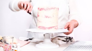 Adım adım. Uzun boylu Doğum günü pastası beyaz buttercream buzlanma ile krema.