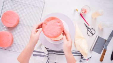 Adım adım. Düz yatıyordu. Yığın katmanları birlikte pembe Doğum günü pastası.