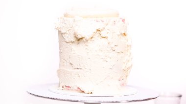 Adım adım. Uzun boylu Doğum günü pastası beyaz buttercream buzlanma ile krema.