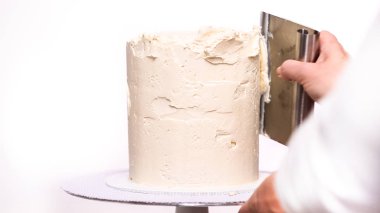 Adım adım. Uzun boylu Doğum günü pastası beyaz buttercream buzlanma ile krema.