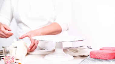 Adım adım. Yığın katmanları birlikte pembe Doğum günü pastası.