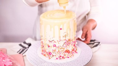 Adım adım. Uzun boylu Doğum günü pastası beyaz buttercream buzlanma ile krema.