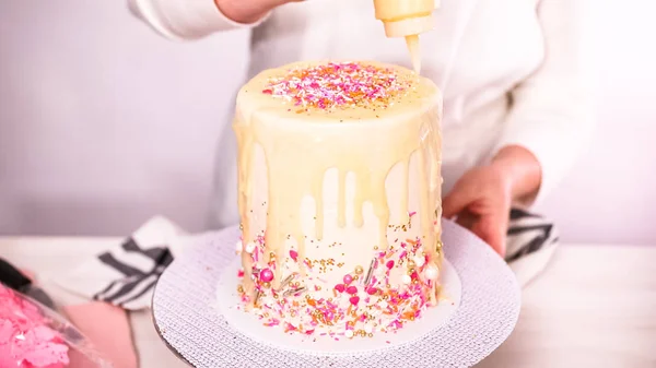 Adım Adım Doğum Günü Pastası Beyaz Buttercream Buzlanma Ile Üzerine — Stok fotoğraf