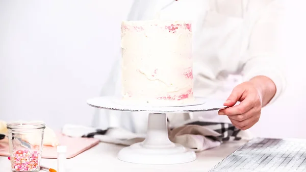 一步一步 用白色的奶油糖霜冰封的高生日蛋糕 — 图库照片