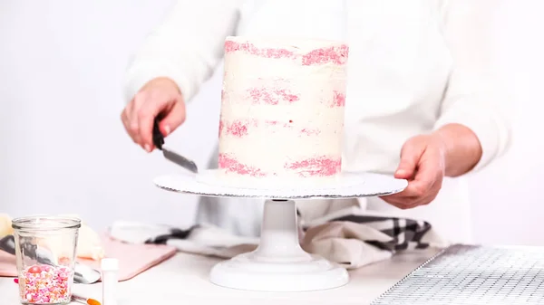 Steg För Steg Isbildning Tall Födelsedagstårta Med Vita Buttercream Isbildning — Stockfoto