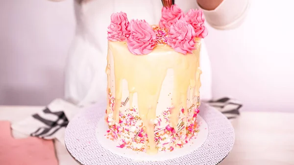 Krok Kroku Rurociągi Różowe Włoski Buttercream Lukier Szczycie Tort Urodzinowy — Zdjęcie stockowe