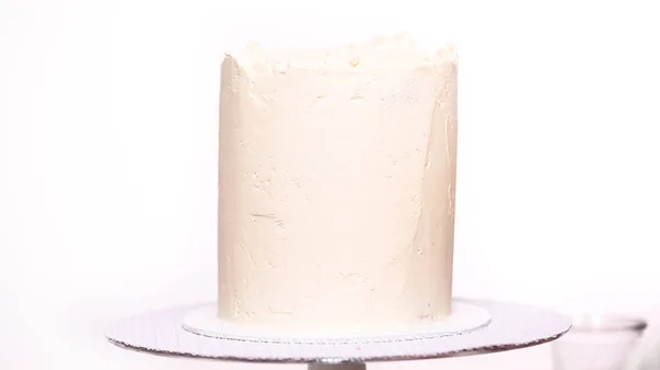 Krok Krokem Vysoký Narozeninový Dort Bílou Buttercream Poleva Poleva — Stock fotografie