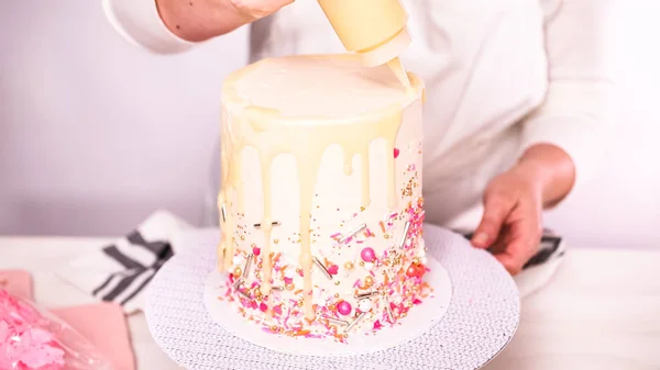 Stap Voor Stap Kers Hoog Verjaardagstaart Met Witte Botterroom Suikerglazuur — Stockfoto