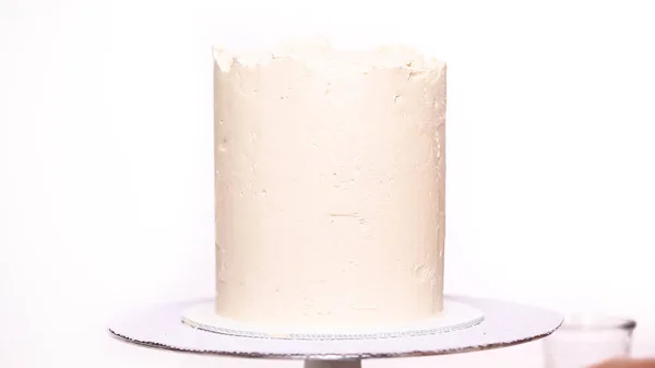 Adım Adım Uzun Boylu Doğum Günü Pastası Beyaz Buttercream Buzlanma — Stok fotoğraf