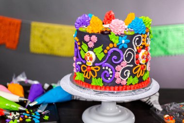Renkli buttercream frosting ve sakızlı kek toppers gurme Dia de los Muertos kek dekore edilmiş.