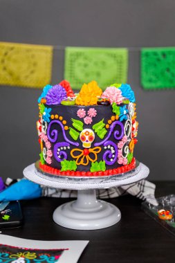 Renkli buttercream frosting ve sakızlı kek toppers gurme Dia de los Muertos kek dekore edilmiş.